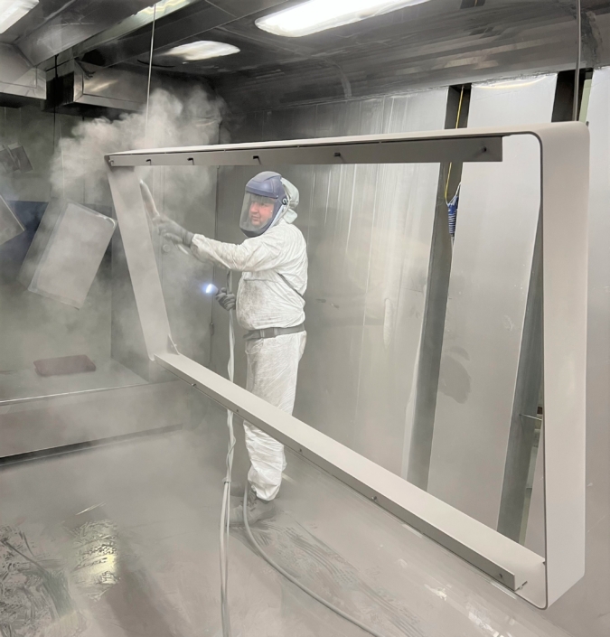 Sprøjtelakering på behandlingssiden, som placerer lakeringen på den ukrainske fabrik