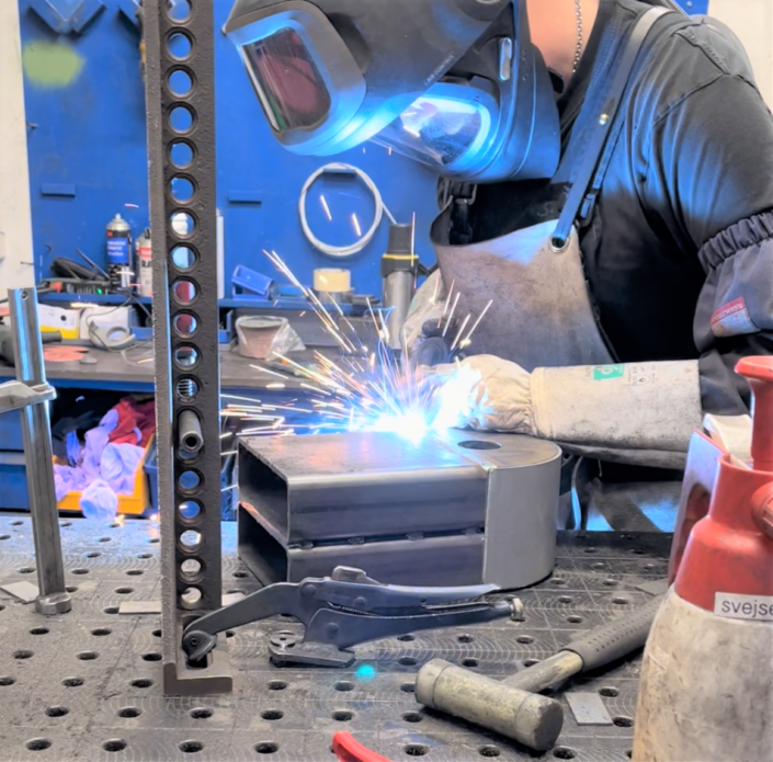 Manuel svejsning af en fremstillet metalenhed